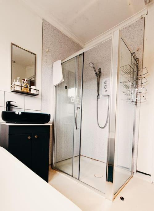 Holiday home Friars Bush House - Stunning 4 Bedroom Detached House In Exclusive Queens Quarter Luxury Centre *
