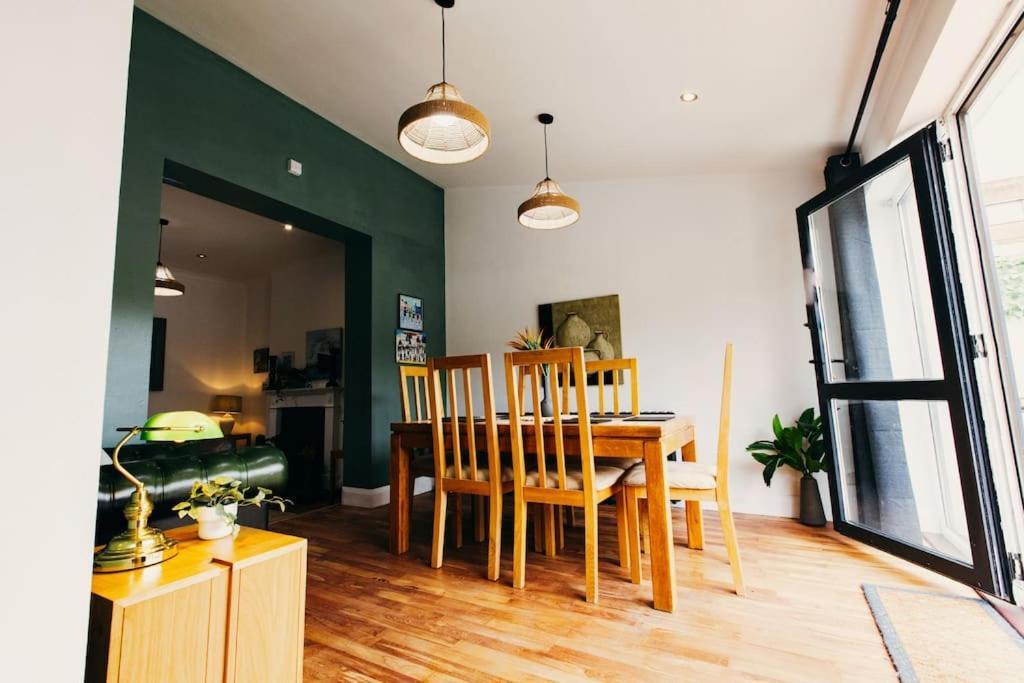 Holiday home Friars Bush House - Stunning 4 Bedroom Detached House In Exclusive Queens Quarter Luxury Centre