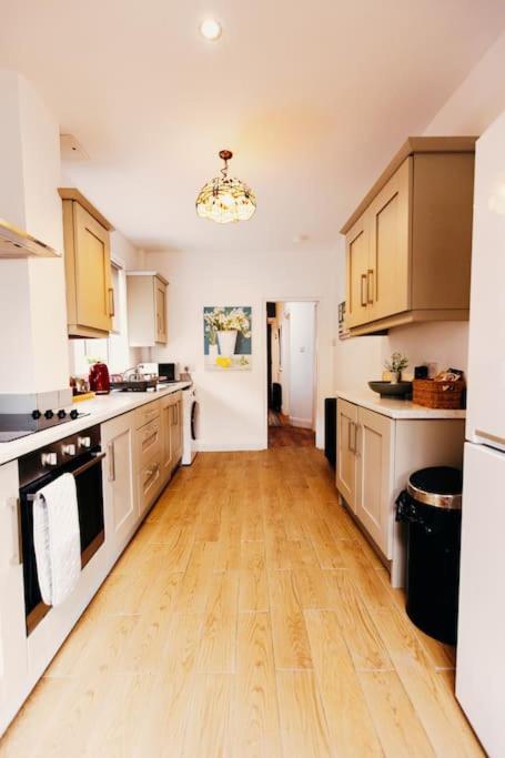 Friars Bush House - Stunning 4 Bedroom Detached House In Exclusive Queens Quarter Luxury Centre Holiday home
