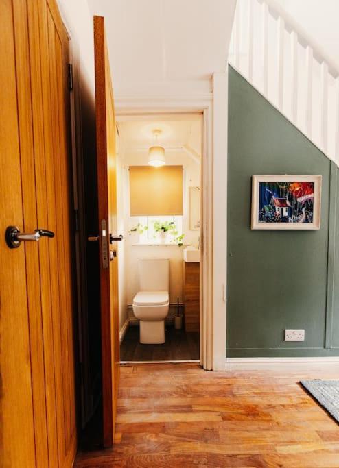 Friars Bush House - Stunning 4 Bedroom Detached House In Exclusive Queens Quarter Luxury Centre Holiday home *